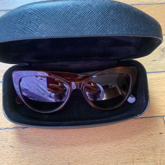 Salvatore Ferragamo Cat Eye Sunglassessses - Picture 3 of 7